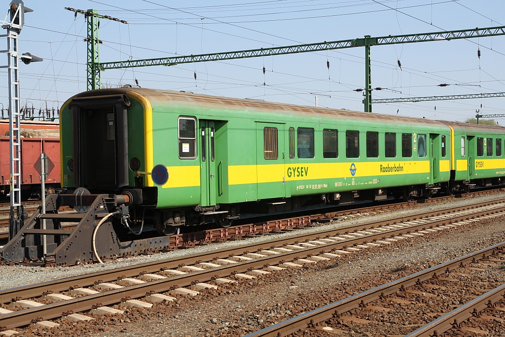 Einstiger ÖBB-Schlierenwagen nunmehr als H-GySEV 50 55 82-05 002-5 BDpz am 01.April 2017 im Bf. Szentgotthard.