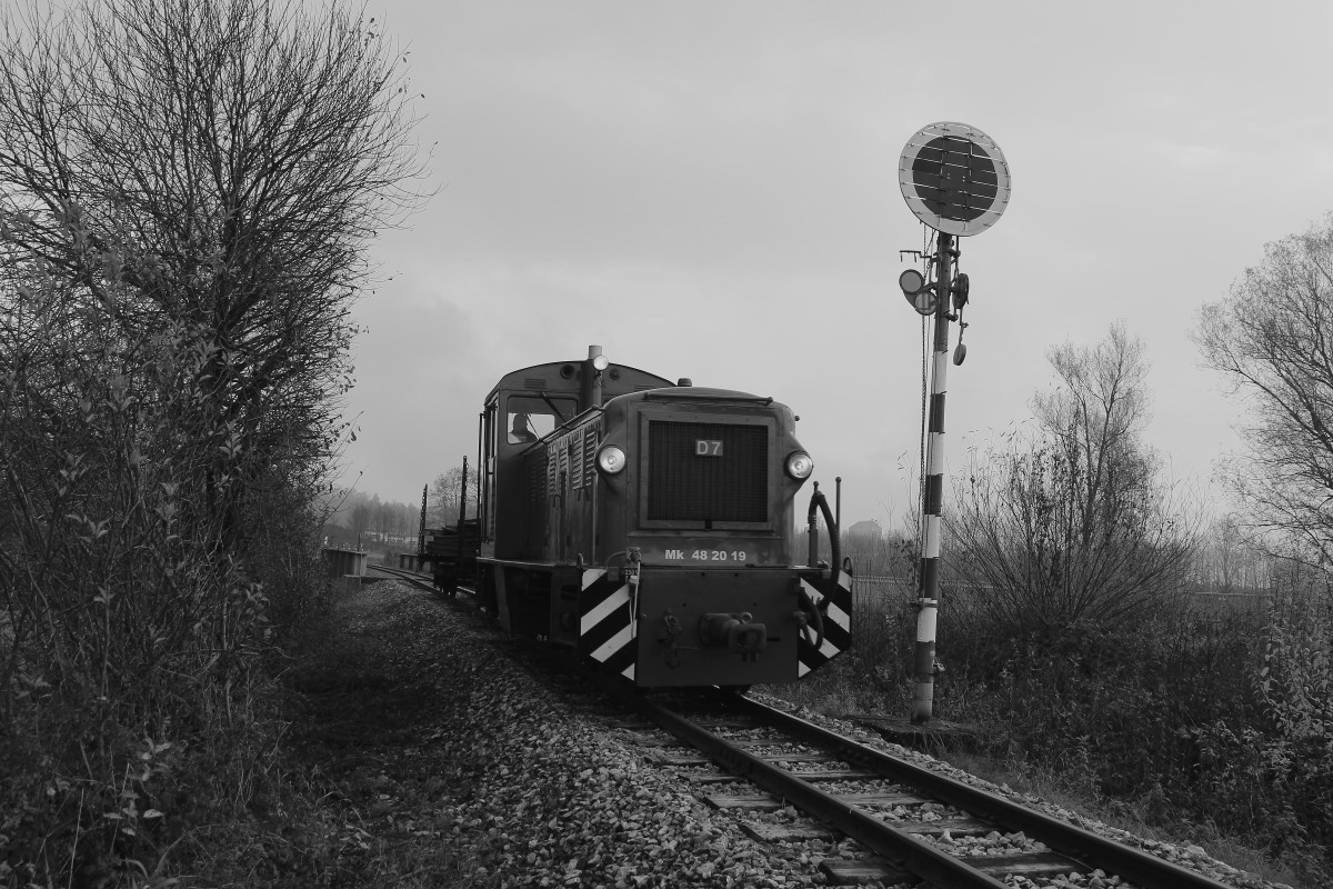 Einstwar die Betriebsstelle Wohlsdorf zur abwicklung der fahrten der Stainzer Lokalbahn in den Bahnhof Preding Wieselsdorf errichtet worden. Durch die gemeinsame Trassenführung der Wieserbahn und der Stainzerbahn im zuge eines 4-Schienen Gleises musste man dieses natürlich absichern . Dazu diente dieses in seiner Bauform einzigartige  Deckungssignal  das in se.iner Form und Funktion einem Hauptsignal gleichzustellen war. Hier zu sehen MK48.2019 mit einem Schienezug auf dem Weg nach Stainz. 15.November 2014