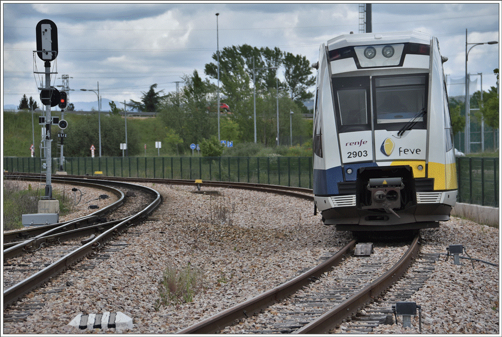 Einteiliger Triebwagen 2903 in Asunción/Universidad am Stadtrand von León. (25.05.2016)