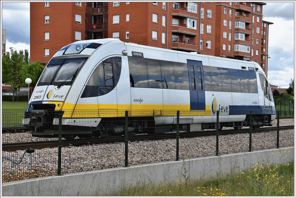 Einteiliger Triebwagen 2903 in Asunción/Universidad am Stadtrand von León. (25.05.2016)