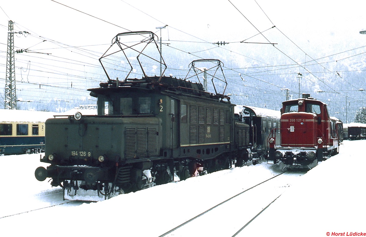 Einträchtig stehen 194 126-9 und 260 127-6 Anfang Januar 1980 im Bahnhof Garmisch-Partenkirchen nebeneinander.
