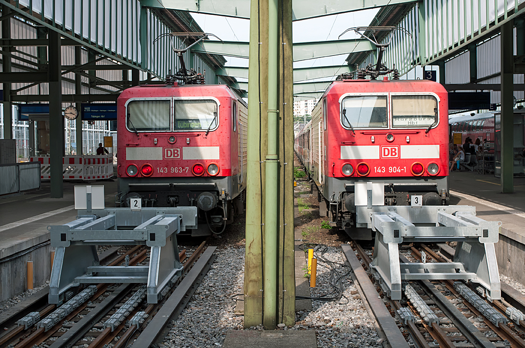 Eintrchtig stehen die beiden 143 963-7 und 143 904-1 nebeneinander und warten auf die Abfahrt nach Tbingen bzw. Wrzburg, 07.09.2013, Stuttgart Hbf