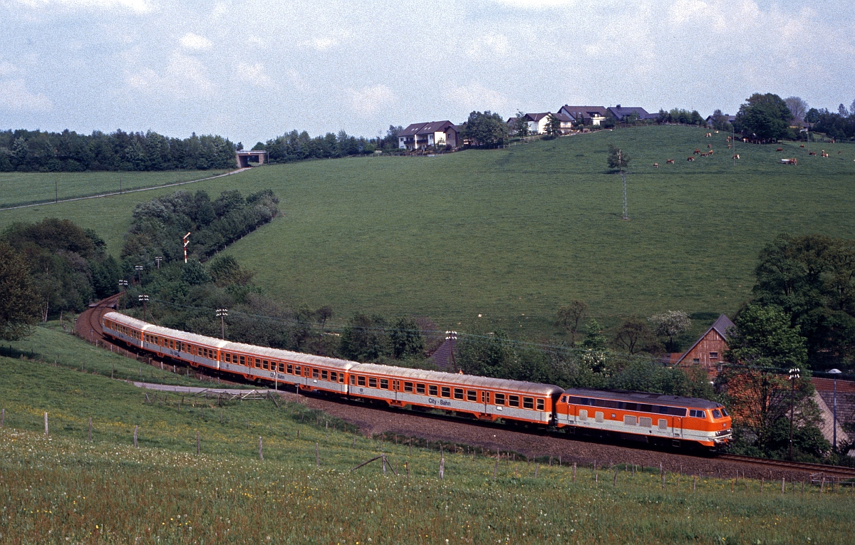 Einzelne Züge der Citybahn waren über Gummersbach hinaus bis Meinerzhagen durchgebunden. 218 144 am 15.6.1986 in Meinerzhagen-Güntenbecke.