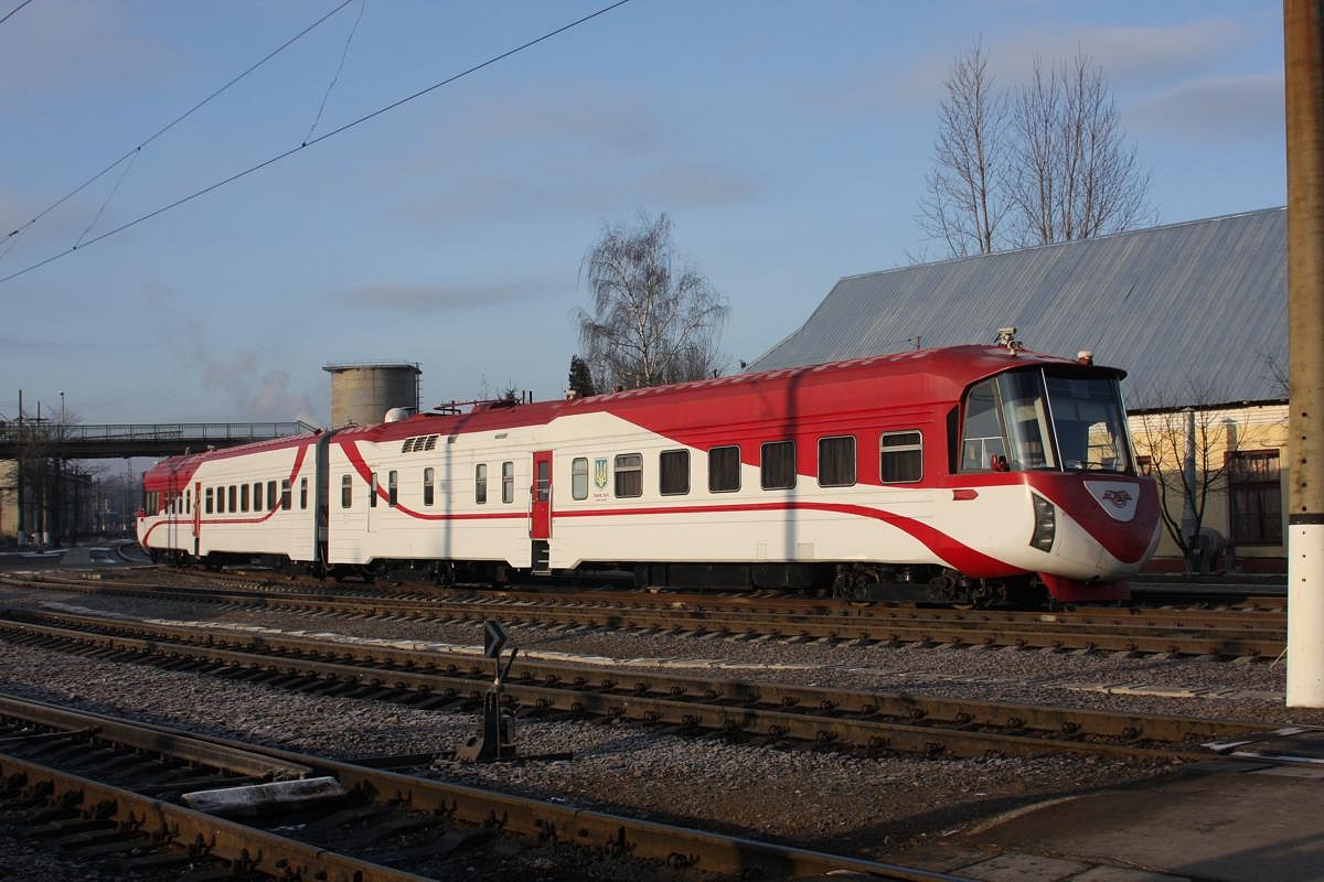 Einzelstück Diesel Triebwagen im Depot Lemberg am 16.2.2008. Der Zug dürfte nach meiner Einschätzung im Wesentlichen aus Bauteilen des DR 1 entstanden sein.