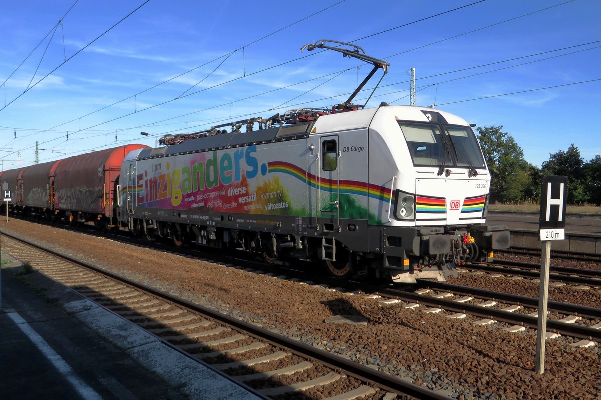 'Einzigänders' schleppt 193 366 ein Stahlzug durch Berlin-Schönefeld Flughafen am 18 September 2020.