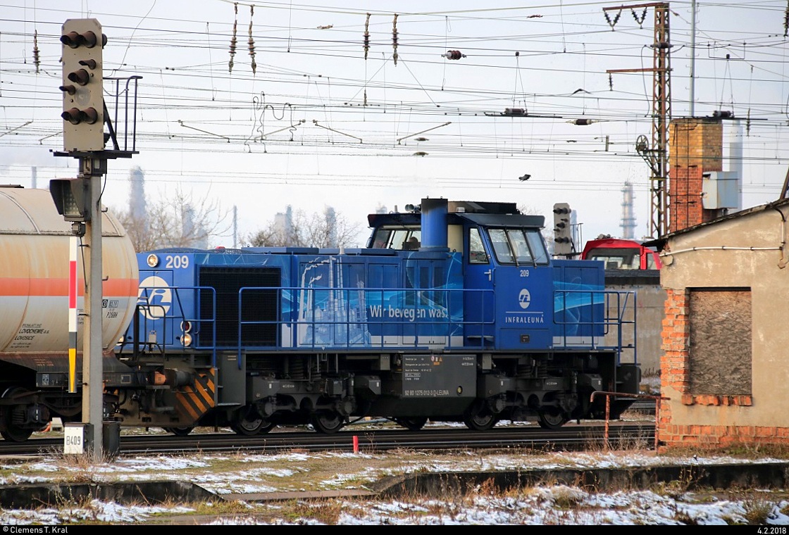 Einzupassen versucht habe ich Lok 209 (BR 275 | MaK G 1206) der Infraleuna GmbH als Kesselzug beim Rangieren im Bahnhof Großkorbetha. Aufgenommen vom Bahnsteig. [4.2.2018 | 14:58 Uhr]