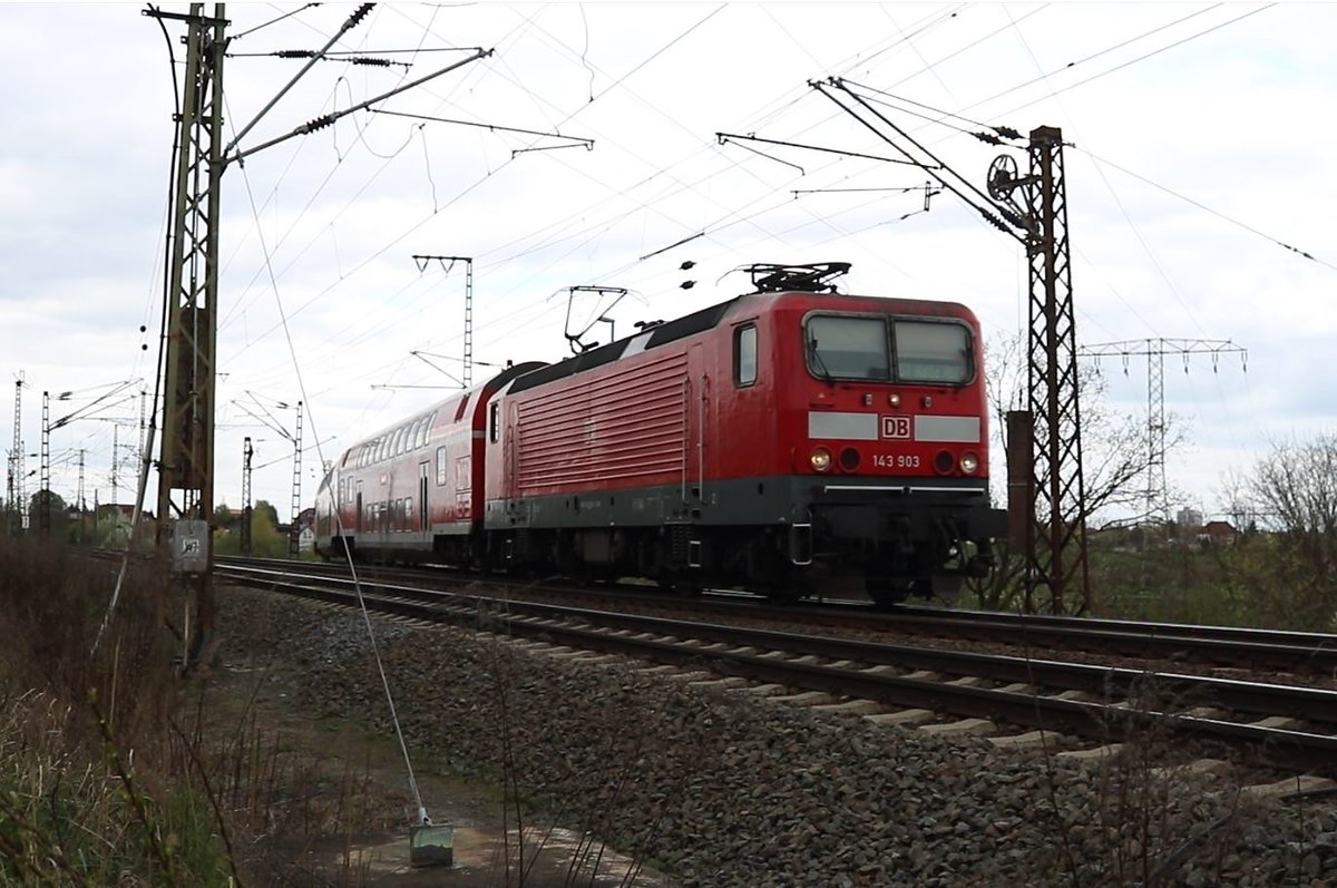 Einzweigende S 37743 (S7) der S-Bahn Mitteldeutschland von Halle-Nietleben nach Halle(Saale)Hbf Gl. 13a mit 143 903 fährt durch die Saaleaue Halle (Saale) auf der Bahnstrecke Halle–Hann. Münden (KBS 590). [11.4.2017 - 14:59 Uhr]