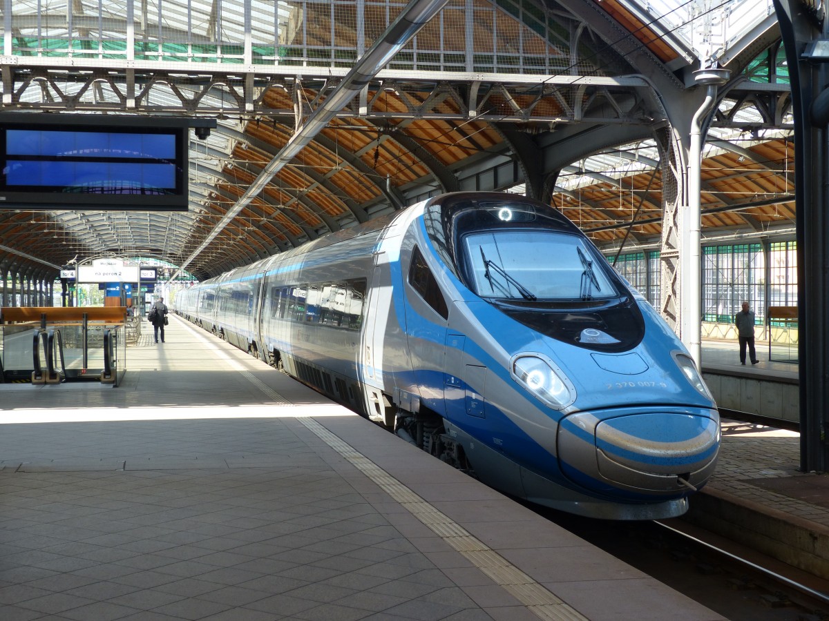 EIP - Pendolino in Wrocław. Gerade wird der Zug gereinigt und fährt kurz danach aufs Abstellgleis.