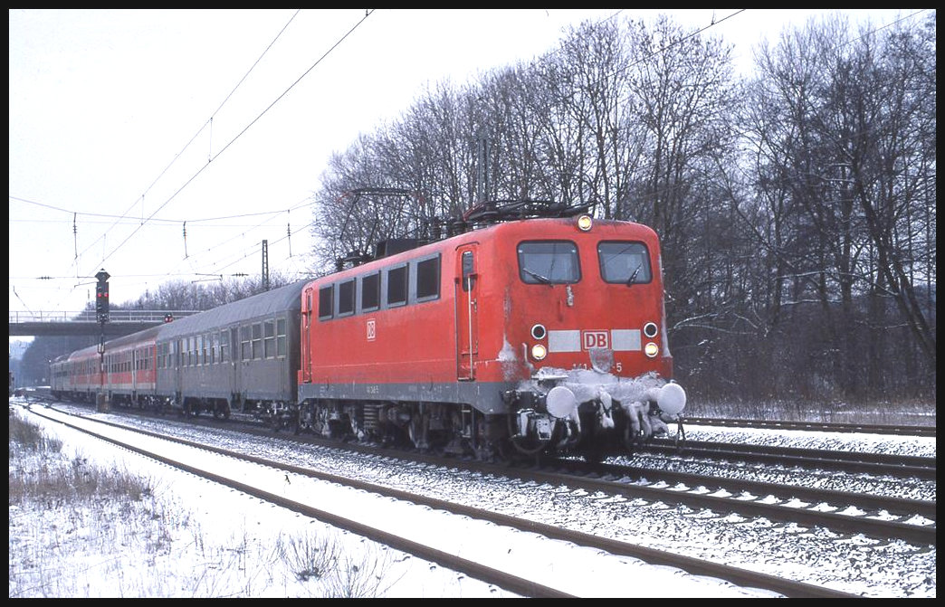 Eis verkrustet verlässt hier DB 141248-5 mit dem RB nach Osnabrück am 6.1.2003 um 11.37 Uhr den Bahnhof Natrup Hagen.