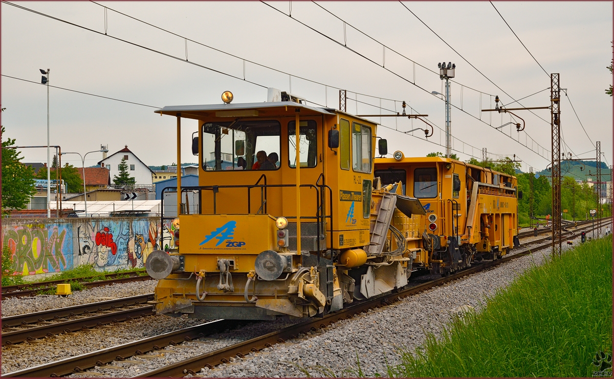 Eisenbahn Baumaschine PL-22 fährt durch Maribor-Tabor Richtung Pragersko. /7.5.2014