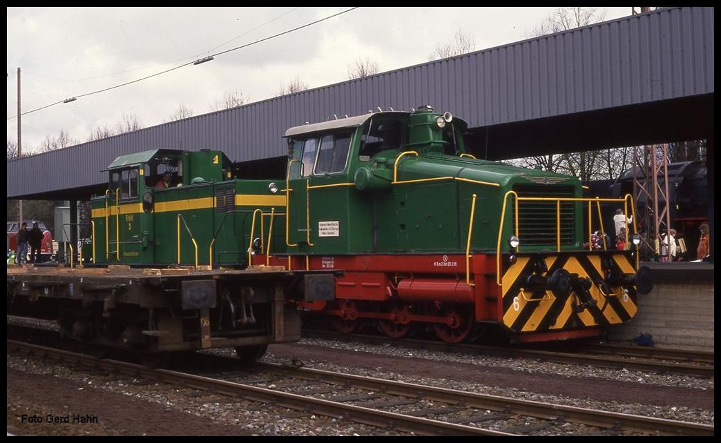 Eisenbahn Fahrzeug Schau am 5.4.1992 in Menden im Sauerland: Auch Lok 3, eine Stangen Diesel Lok und Lok 4, nach meiner Einschätzung eine Krauss Maffei Maschine, der Westf. Kalkwerke Dornap, gehörten zu den ausgestellten Lokomotiven.