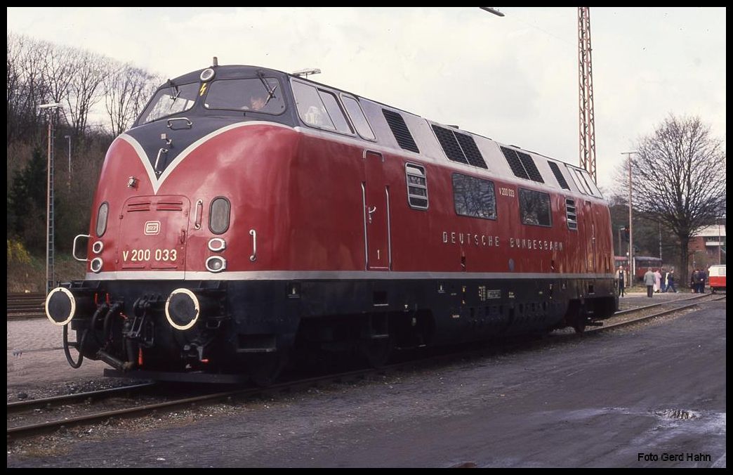Eisenbahn Fahrzeug Schau am 5.4.1992 in Menden im Sauerland: Gastlok in Menden war auch V 200033 aus Hamm.