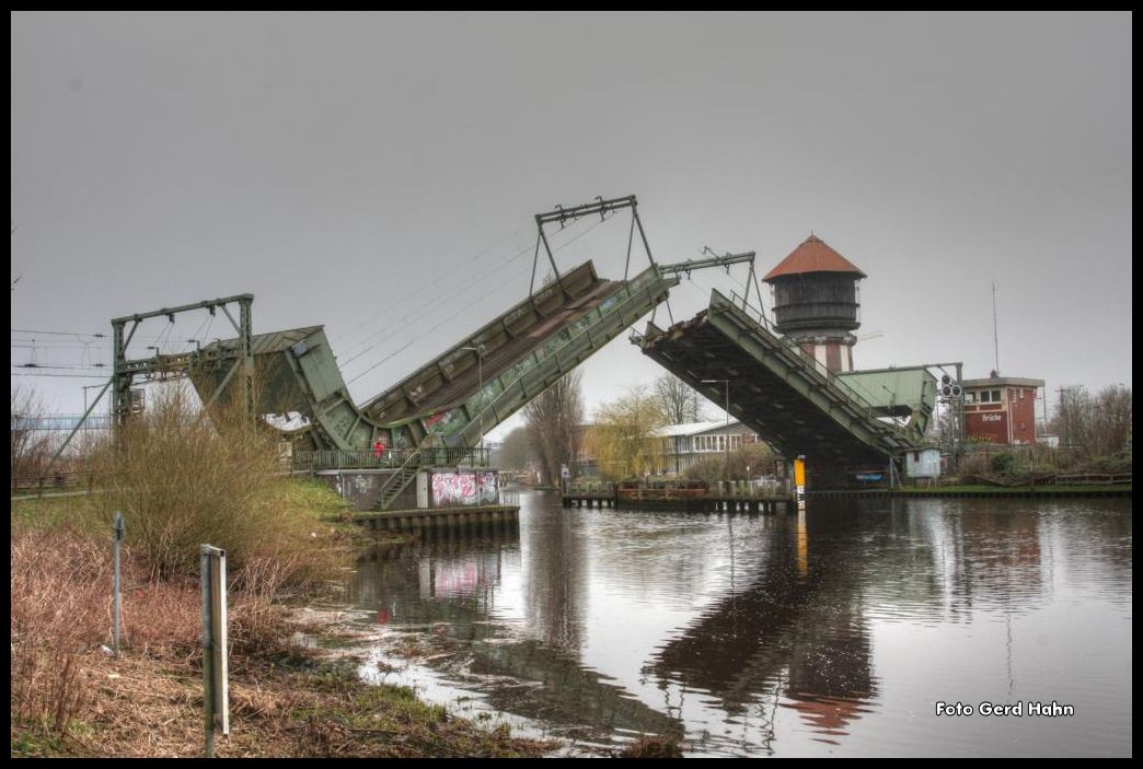 Eisenbahn Klappbrücke über die Hunte in Oldenburg. Am 8.4.2015 wurde sie gegen 8.15 Uhr für eine Schiffsdurchfahrt geöffnet.