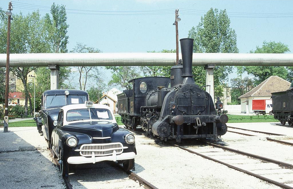 Eisenbahn Museum Budapest Ujpest am 23.5.2002.
Links sind zwei Schienen Autos zu sehen. Rechts
steht eine alte K & K Dampflok, Fa. Wöhlert,
Berlin, Nr. 1026.