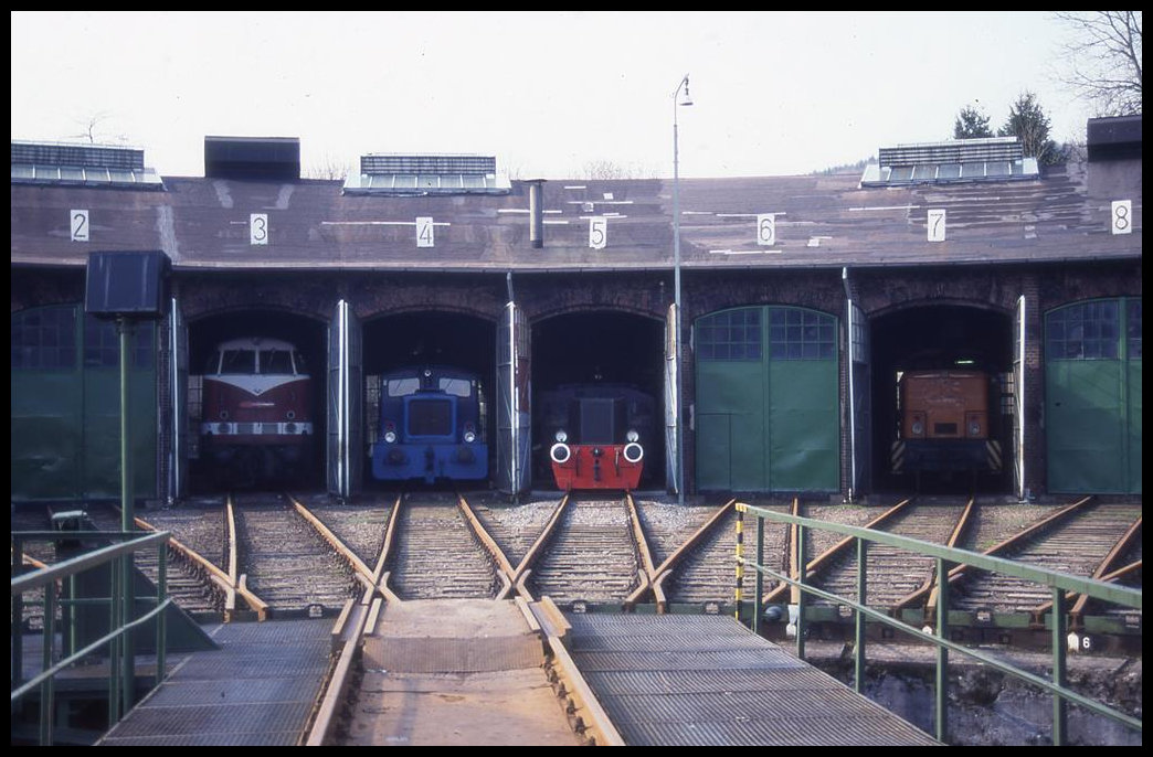 Eisenbahn Museum BW Dieringhausen am 4.3.1995: Blick über die Drehscheibe auf den Rundlokschuppen mit diversen Diesellokomotiven