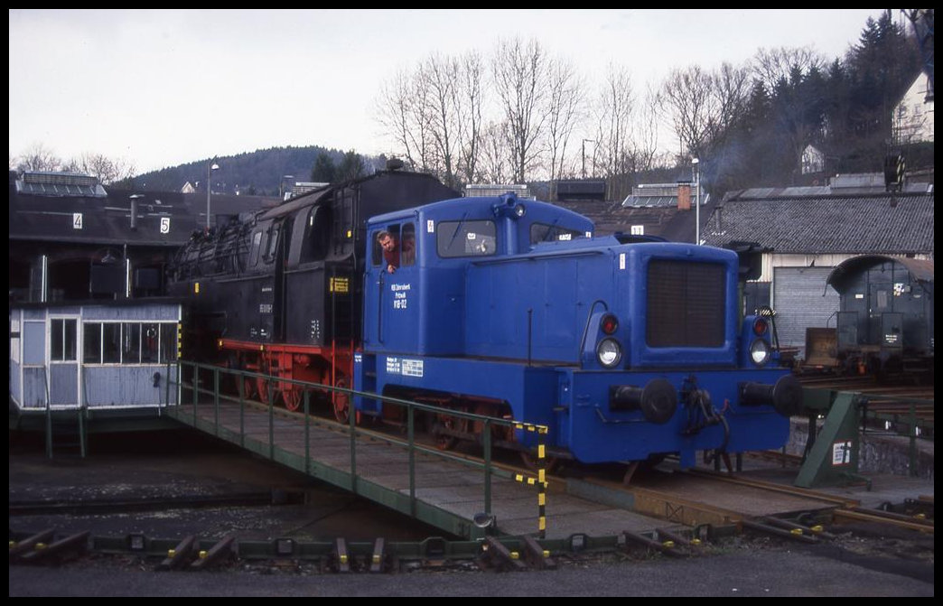 Eisenbahn Museum BW Dieringhausen am 4.3.1995: V 18-02 zieht 950001 auf die Drehscheibe