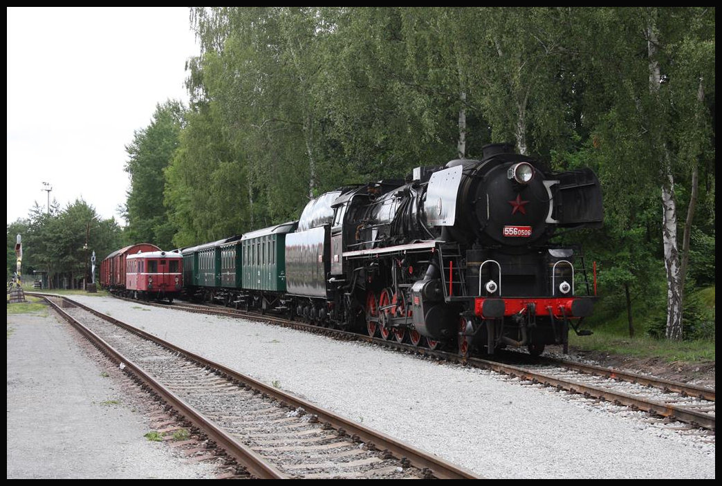 Eisenbahn Museum Luzna u Rakovnika am 22.06.2018: 5560506 vor dem Museumszug