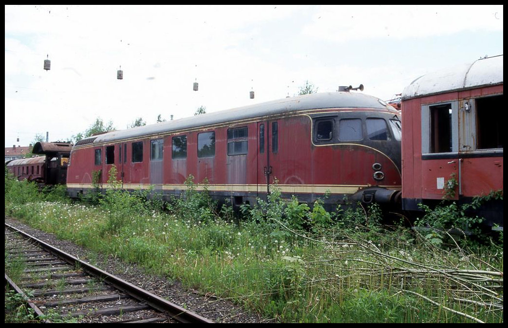 Eisenbahn Museum Nördlingen am 16.5.1999: Ein besonderes Einzelstück stand in sehr desolatem Zustand im Freigelände. Es handelte sich um den Schlepptriebwagen VT 92 der bei der DB zuletzt mit 692501 in Betrieb gewesen war.