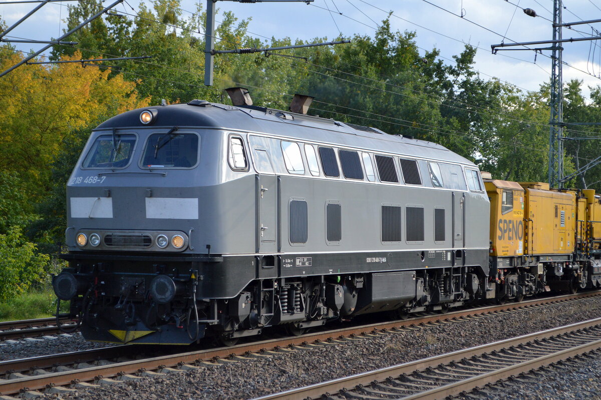 Eisenbahn Neckar-Schwarzwald-Alb mbH (NeSA) mit der grauen  218 468-7  (NVR:  92 80 1218 468-7 D-NESA ) und dem Schienenschleifzug SPENO RR 24 MC-7 ORAZIO am Haken am 29.09.22 Durchfahrt Bahnhof Golm.