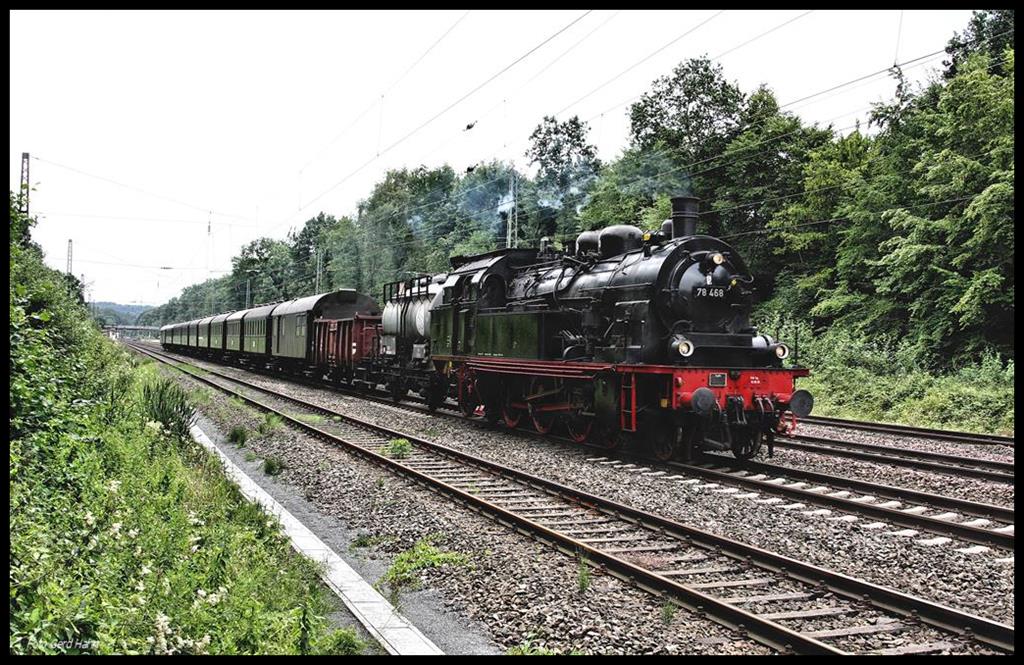 Eisenbahn Tradition Lok 78468 kam am 14.7.2017 mit einem Leerwagen Park auf der Fahrt nach Hamburg um 15.07 Uhr durch den Bahnhof Natrup-Hagen. 