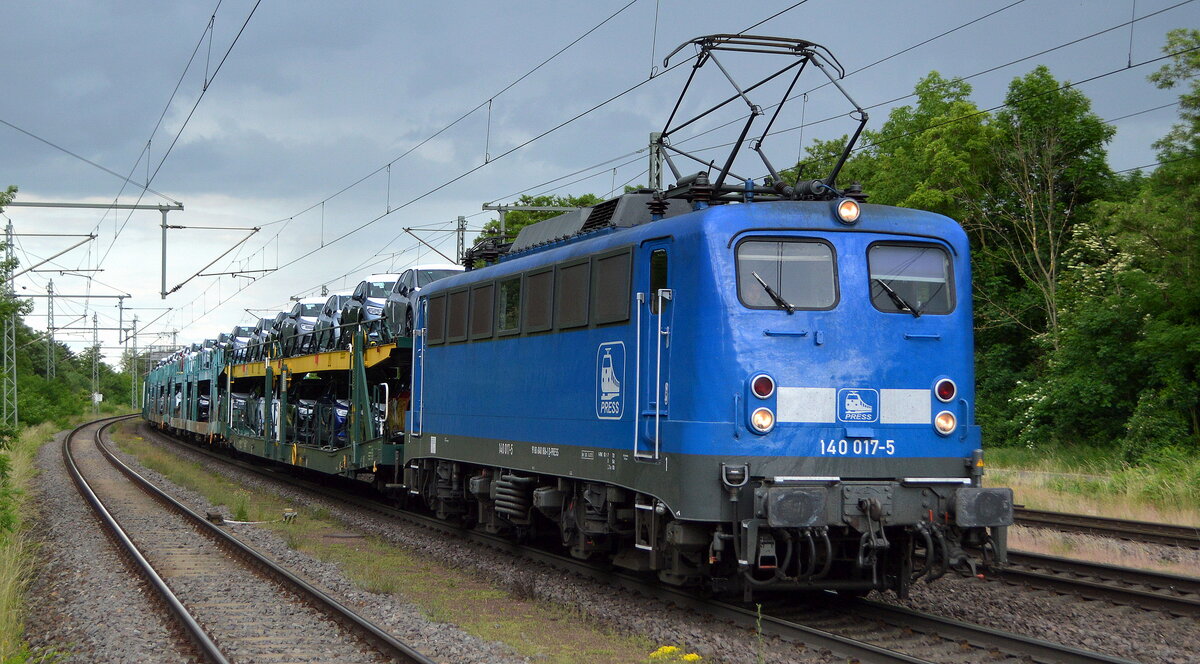 Eisenbahnbau- und Betriebsgesellschaft Pressnitztalbahn mbH, Jöhstadt (PRESS) mit  140 017-5  (NVR:  91 80 6140 806-1 D-PRESS ) und einem PKW-Transportzug am 08.06.22 Höhe Bf. Niederndodeleben (Nähe Magdeburg).
