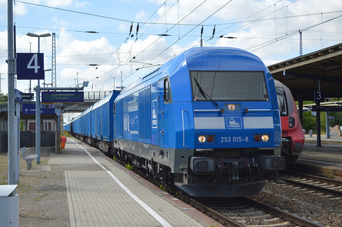 Eisenbahnbau- und Betriebsgesellschaft Pressnitztalbahn mbH, Jöhstadt (PRESS) mit  253 015-8  (NVR:  92 80 1223 052-2 D-PRESS ) und Holzhackschnitzel-Containerzug am 21.06.22 Durchfahrt Bahnhof Falkenberg (Elster).  