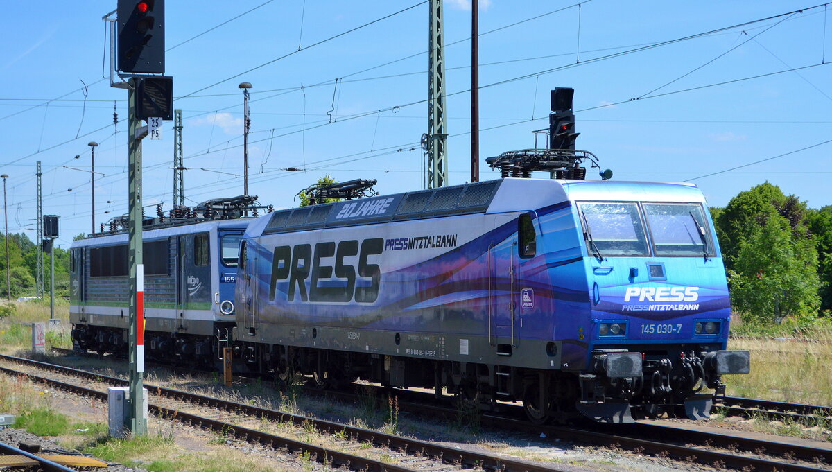 Eisenbahnbau- und Betriebsgesellschaft Pressnitztalbahn mbH, Jöhstadt (PRESS) mit zwei pausierenden (abgestellten) Loks am Bahnhof Stendal Hbf.,  145 030-7  (NVR:  91 80 6145 085-7 D-PRESS ) + daneben  155 045-9  (NVR:  91 80 6155 238-9 D-PRESS ) am 15.06.22