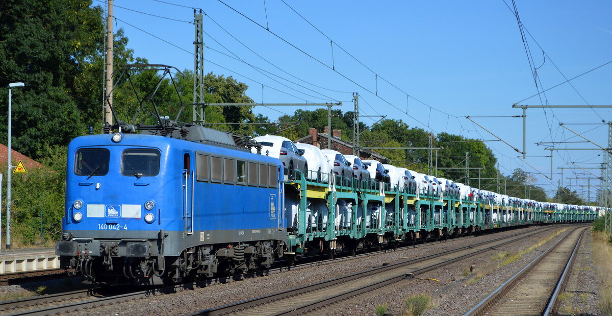 Eisenbahnbau- und Betriebsgesellschaft Pressnitztalbahn mbH, Jöhstadt (PRESS) mit ihrer  140 042-4  (NVR:  91 80 6140 834-3 D-PRESS ) und einem PKW-Transportzug am 24.08.22 Durchfahrt Bahnhof Niederndodeleben.