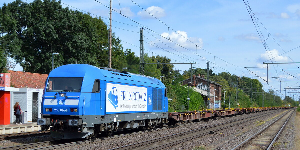 Eisenbahnbau- und Betriebsgesellschaft Pressnitztalbahn mbH, Jöhstadt (PRESS) mit ihrer  253 014-9  (NVR:  92 80 1223 051-4 D-PRESS ) und einem Ganzzug Containertragwagen (leer) am 31.08.22 Durchfahrt Bahnhof Niederndodeleben.