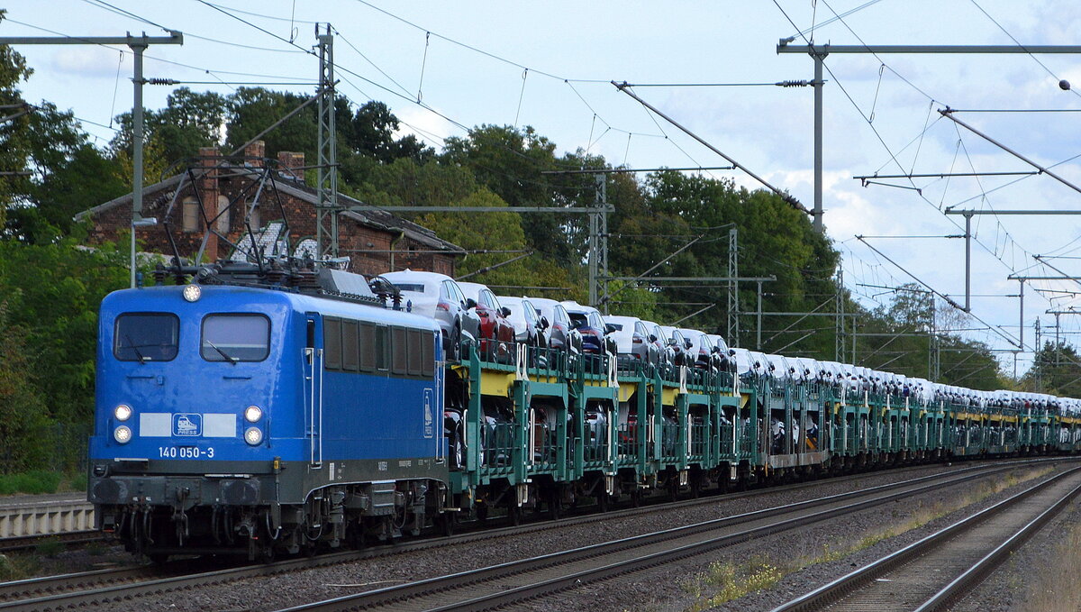 Eisenbahnbau- und Betriebsgesellschaft Pressnitztalbahn mbH, Jöhstadt (PRESS) mit ihrer  140 050-3  (NVR:  91 80 6140 833-5 D-PRESS ) und einem PKW-Transportzug am 31.08.22 Durchfahrt Bahnhof Niederndodeleben.