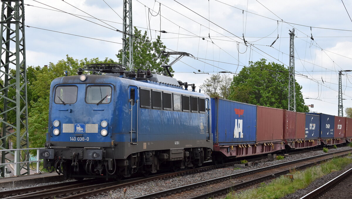 Eisenbahnbau- und Betriebsgesellschaft Pressnitztalbahn mbH, Jöhstadt (PRESS) für METRANS mit der  140 038-0  (NVR:  91 80 6140 851-7 D-PRESS ) und einem Containerzug am 11.05.23 Vorbeifahrt Bahnhof Magdeburg-Neustadt.