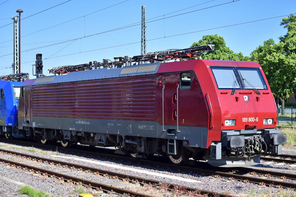 Eisenbahnbau- und Betriebsgesellschaft Pressnitztalbahn mbH, Jöhstadt (PRESS) mit ihrer  189 800-6  [NVR-Nummer: 91 80 6189 800-6 D-PRESS] und zwei weiteren PRESS Loks am 01.06.23 neben den Bahnhof Stendal abgestellt.