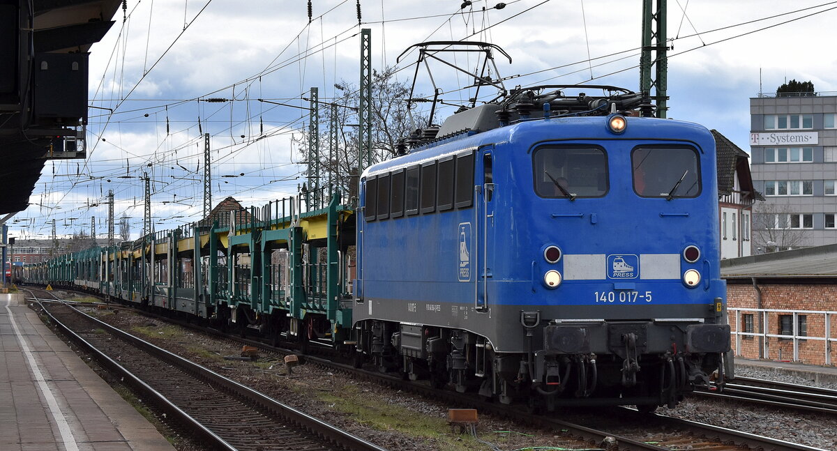 Eisenbahnbau- und Betriebsgesellschaft Pressnitztalbahn mbH, Jöhstadt (PRESS) mit ihrer  140 017-5  (NVR:  91 80 6140 806-1 D-PRESS ) und einem PKW-Transportzug (leer) am 24.02.24 Vorbeifahrt Bahnhof Magdeburg Neustadt.