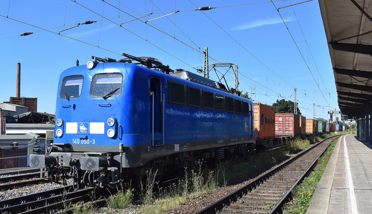 Eisenbahnbau- und Betriebsgesellschaft Pressnitztalbahn mbH, Jöhstadt (PRESS) mit ihrer  140 050-3  (NVR:  91 80 6140 833-5 D-PRESS ) und einem Containerzug für METRANS am 25.06.24 Höhe Bahnhof Magdeburg-Neustadt.