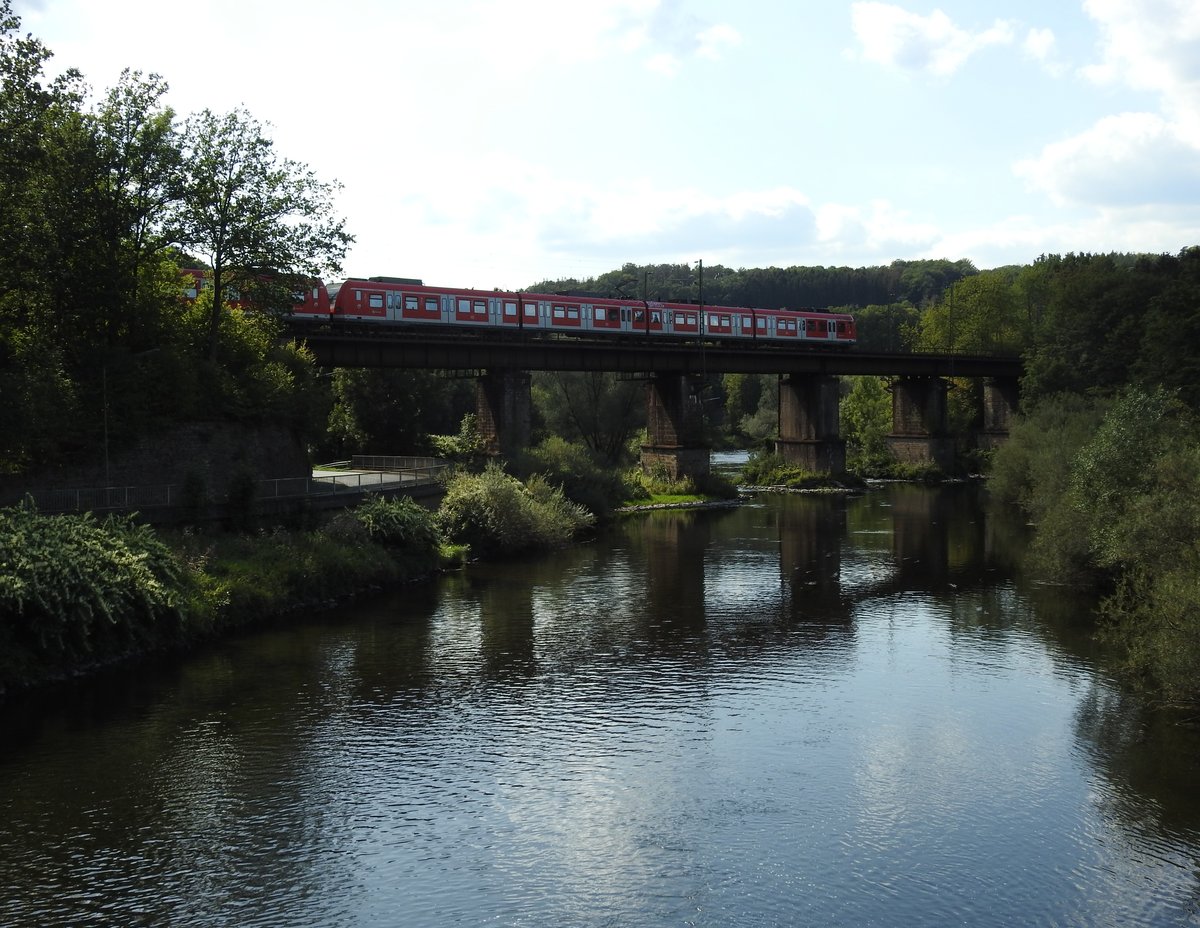 EISENBAHNBRÜCKE ROSBACH/SIEG MIT S-BAHN-ZUG AU-KÖLN
Während die RSX-Züge hier durchrauschen,ist der Haltepunkt kurz hinter der Siegbrücke
immerhin Haltepunkt der S-Bahn-Linie AU-KÖLN....am 2.9.2019