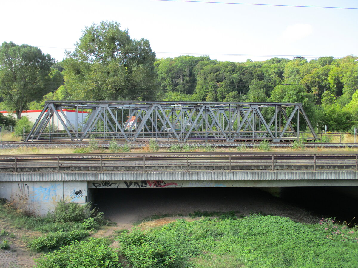 Eisenbahnbrücke über die Hörschel,am 28.August 2022,in Eisenach.