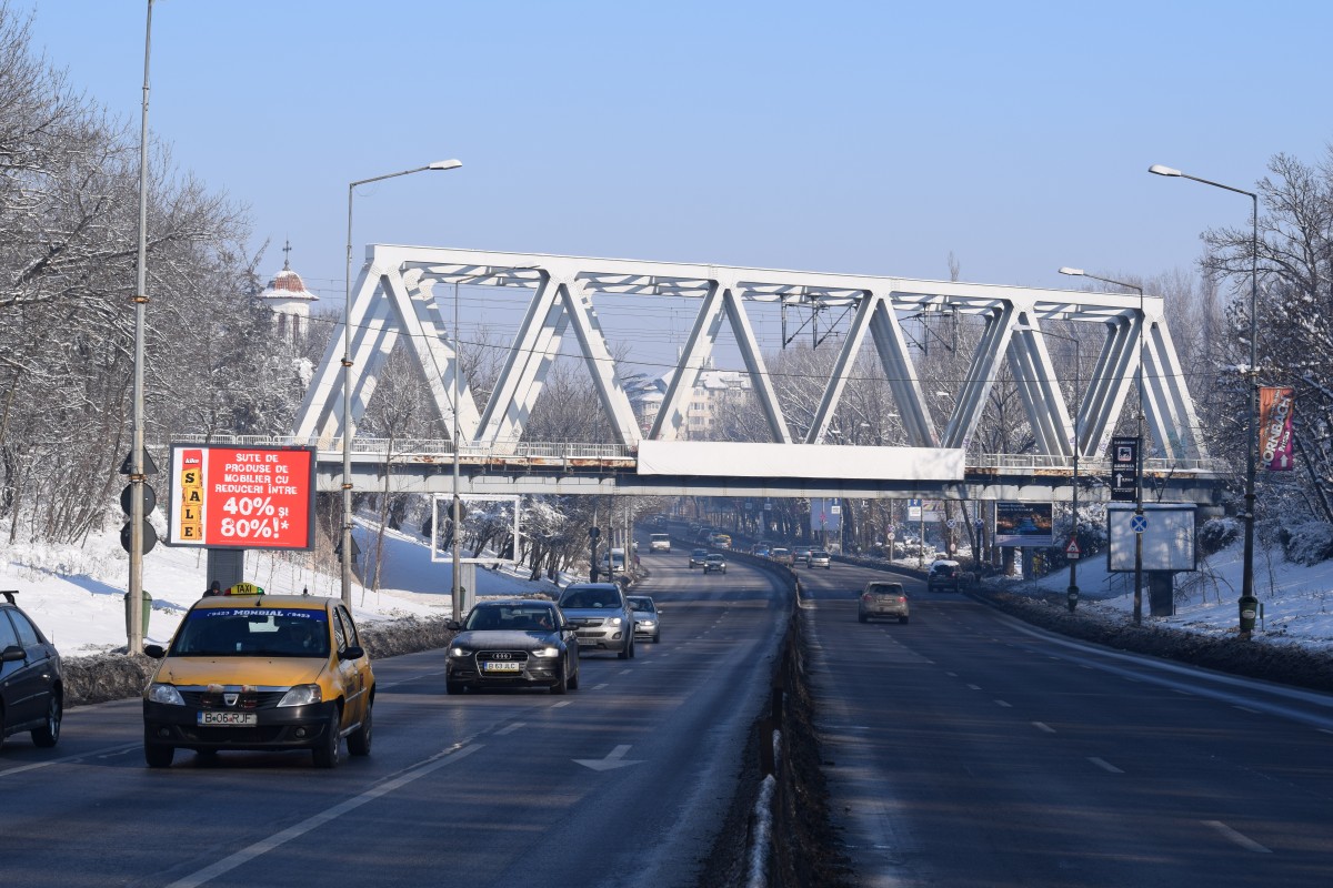 Eisenbahnbrcke ber einer der wichtigsten Straen in Bukarest. Die Brck befindert sich am Ausgang des Bahnhofs Bucuresti Baneasa in Richtung Constanta und berquert die nationale Strae 1 (DN1). 