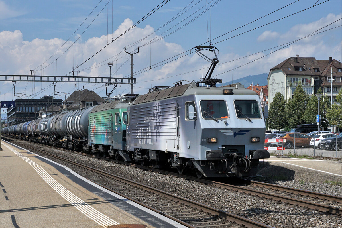 Eisenbahndienstleister GmbH Thayngen.
EDG Re 446 017 und Re 446 016, ehemals SOB/SBB, mit einem Kesselwagenzug anlässlich der Bahnhofsdurchfahrt Solothurn am 30. Juli 2021.
Foto: Walter Ruetsch