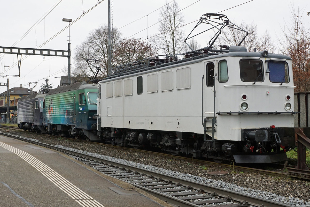 EISENBAHNDIENSTLEISTER GmbH.
Bunte Lokparade mit 142 103-1, Re 446 016. Re 446 017, ehemals SOB/SBB in Rheinfelden am 10. Dezember 2020.
Foto Walter Ruetsch 