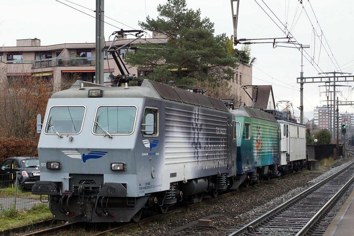 EISENBAHNDIENSTLEISTER GmbH.
Bunte Lokparade mit 446 017, Re 446 016, ehemals SOB/SBB und 142 103-1 in Rheinfelden am 10. Dezember 2020.
Foto Walter Ruetsch 