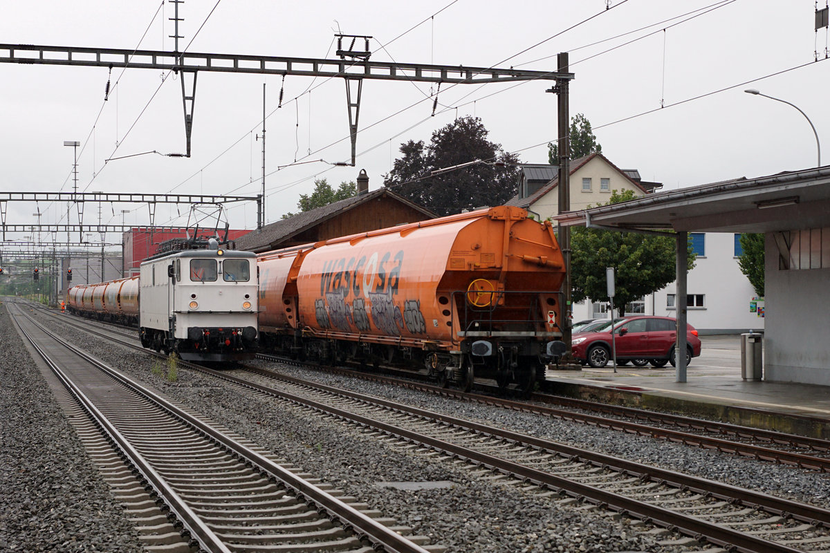 Eisenbahndienstleister Gmbh.
EDG 142 auf Rangierfahrt in Nebikon am 10. August 2019.
Foto: Walter Ruetsch