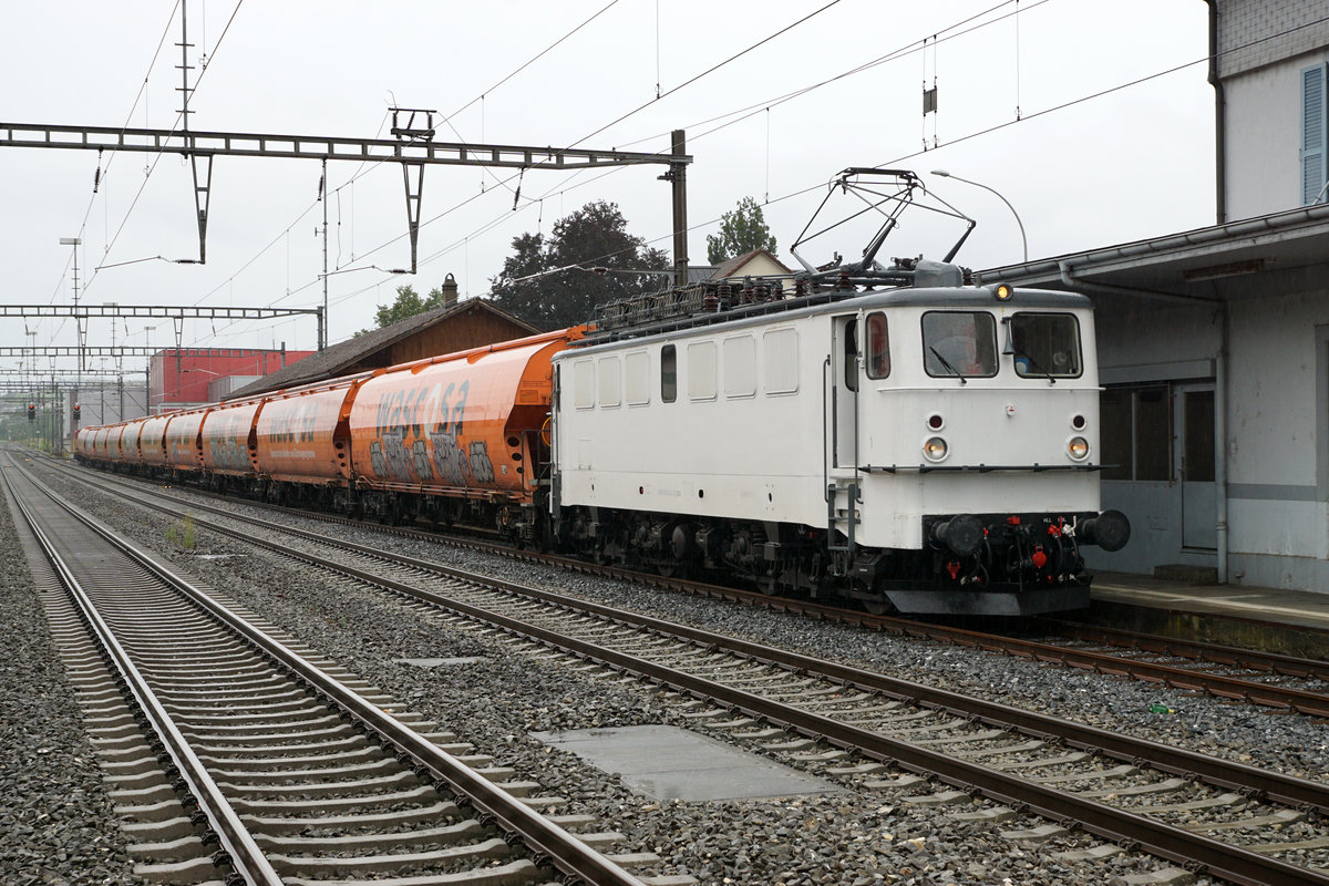 Eisenbahndienstleister Gmbh.
EDG 142 mit zehn Getreidewagen in Nebikon am 10. August 2019 zur Abfahrt bereit nach Basel Badischer Bahnhof.
Foto: Walter Ruetsch