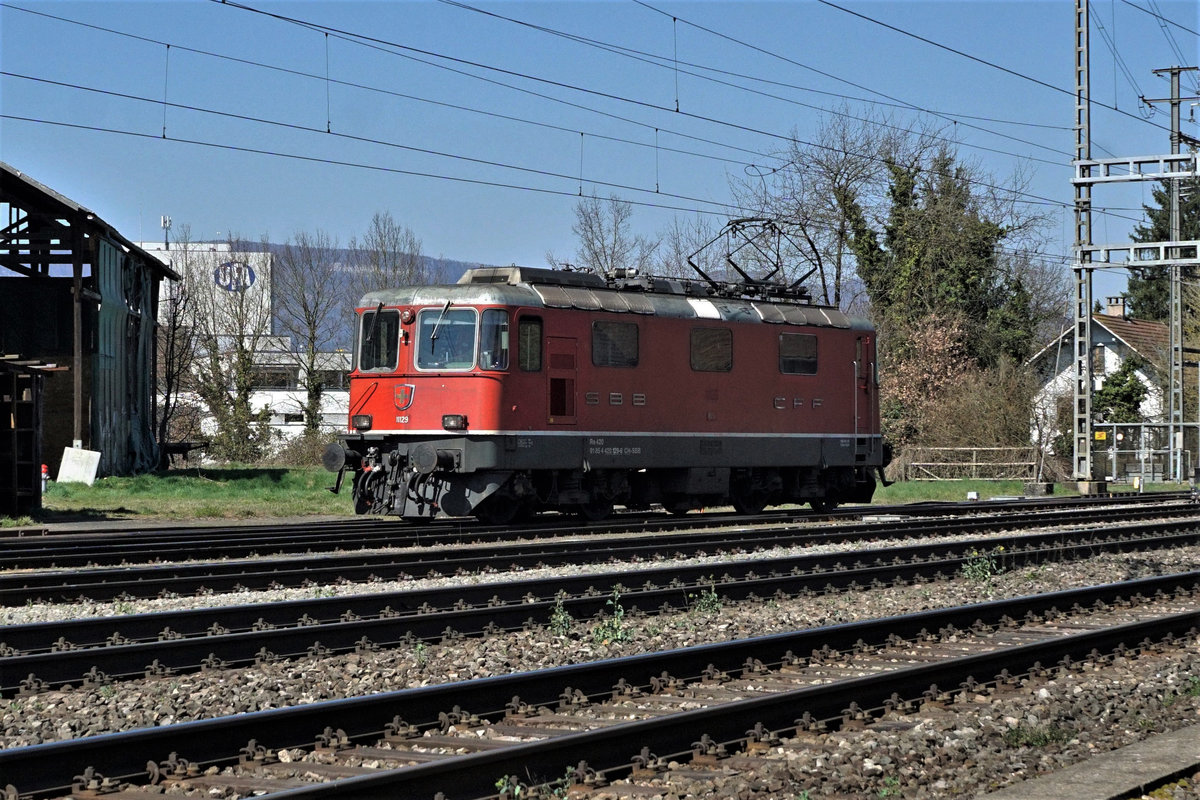 Eisenbahndienstleister Gmbh/EDG. 
Als Ersatz für eine Re 446 ex SOB/SBB stand am 24. März 2020 die Re 420 129 von SBB Personenverkehr im Dienste von EDG für die Rückführung von leeren Getreidewagen.
Re 420 129 bei der Ankunft in Herzogenbuchsee.
Foto: Walter Ruetsch
