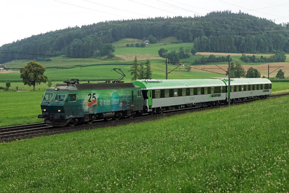 Eisenbahndienstleister Gmbh/EDG.
EDG Re 446 016, ehemals SOB, SBB mit zwei WLABmz61 (CNL) RAlpin-Begleitwagen für Rollende Landstrasse-Züge zwischen Riedtwil und Wynigen nach Spiez unterwegs am 15. Juli 2020.
Fünf ehemalige ÖBB-Schlafwagen WLABmz61 werden zu Begleitwagen für die ROLA Freiburg i.B. - Lötscherg/Simplon - Novara der Firma Ralpin umgebaut.
Foto: Walter Ruetsch 