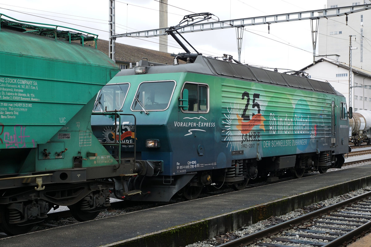 Eisenbahndienstleister Gmbh/EDG.
Getreidezug mit der EDG Re 446 016, ehemals SOB, SBB,  Sursee – Herzogenbuchsee – Basel Badischer Bahnhof vom 12. Februar 2020.
Auf die Abfahrt wartend in Herzogenbuchsee.
Foto: Walter Ruetsch 