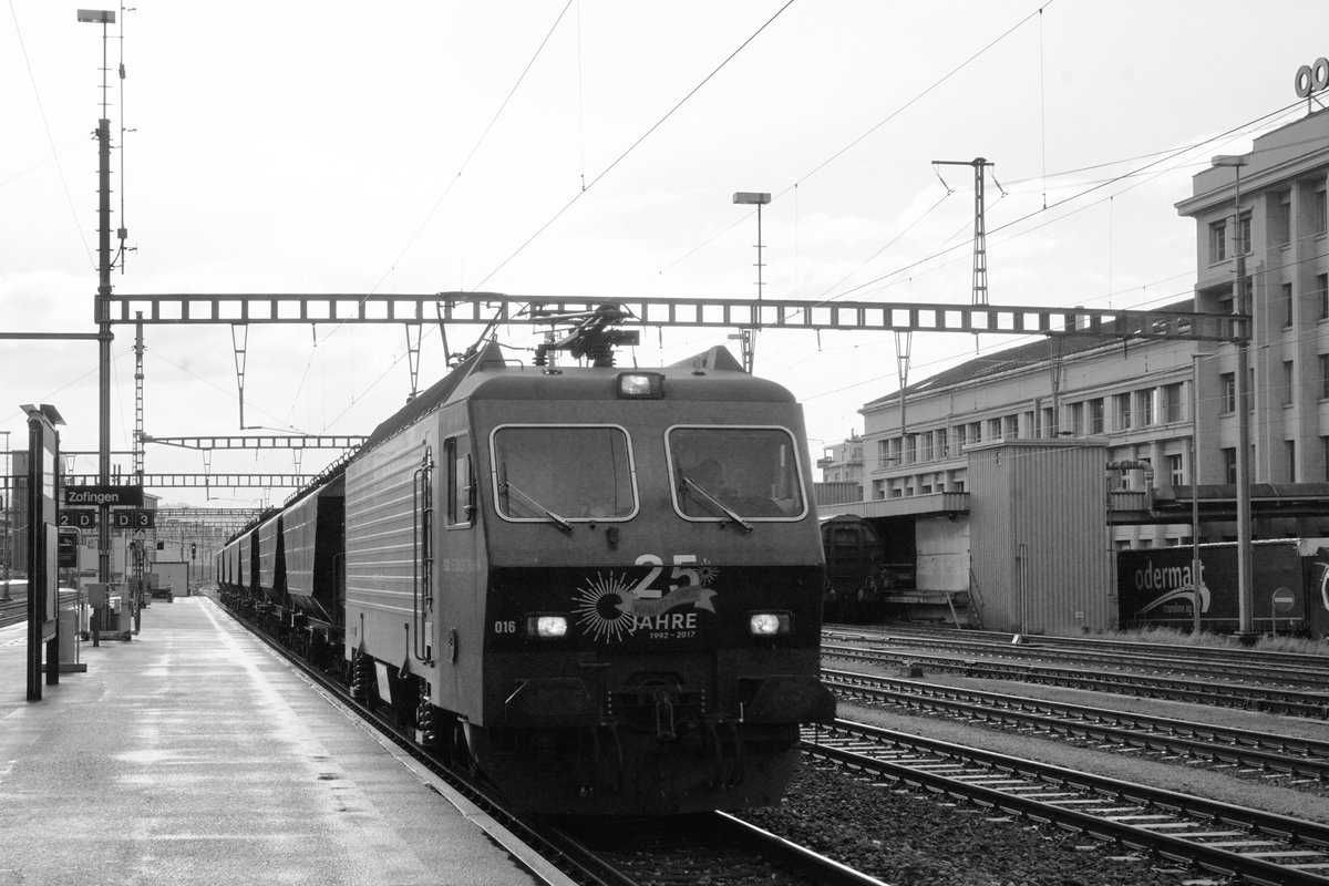 Eisenbahndienstleister Gmbh/EDG.
Getreidezug mit der EDG Re 446 016, ehemals SOB, SBB,  Sursee – Herzogenbuchsee – Basel Badischer Bahnhof vom 12. Februar 2020.
Durchfahrt im Gegenlicht Bahnhof Zofingen.
Foto: Walter Ruetsch  