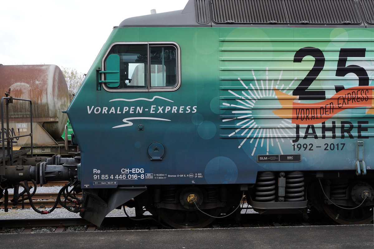 Eisenbahndienstleister Gmbh/EDG.
Getreidezug mit der EDG Re 446 016, ehemals SOB, SBB,  Sursee – Herzogenbuchsee – Basel Badischer Bahnhof vom 12. Februar 2020.
Besondere Beachtung gilt der neuen Beschriftung EDG.
Foto: Walter Ruetsch  
