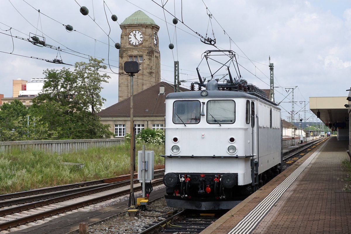 Eisenbahndienstleister Gmbh.
RailAventure.
Zufälliges Zusammentreffen von RailAventure Re 620 003 ex SBB und den beiden EDG 142 103 und 142 042 ex DR E in Basel Badischer Bahnhof am 29. Mai 2019.
Foto: Walter Ruetsch