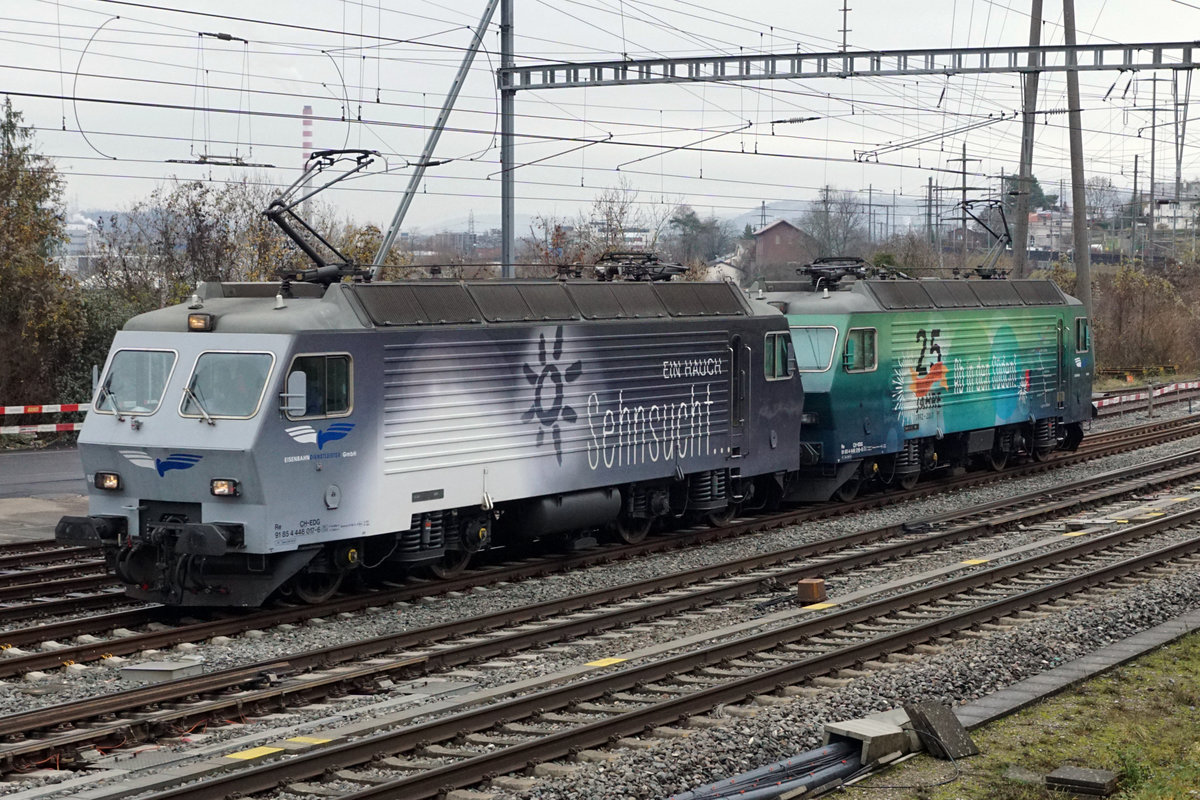 EISENBAHNDIENSTLEISTER GmbH.
Re 446 017 und Re 446 016, ehemals SOB/SBB als Lokzug unterwegs bei Stein Säckingen am 10. Dezember 2020.
Foto: Walter Ruetsch