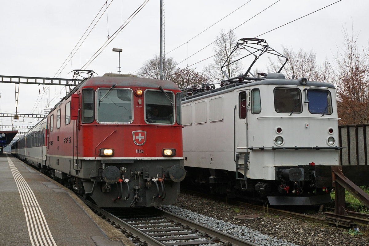 EISENBAHNDIENSTLEISTER GmbH.
Zusammentreffen von IR Basel-Zürich mit Re 4/4 II 11134 und der 142 103-1 in Rheinfelden am 10. Dezember 2020.
Foto: Walter Ruetsch